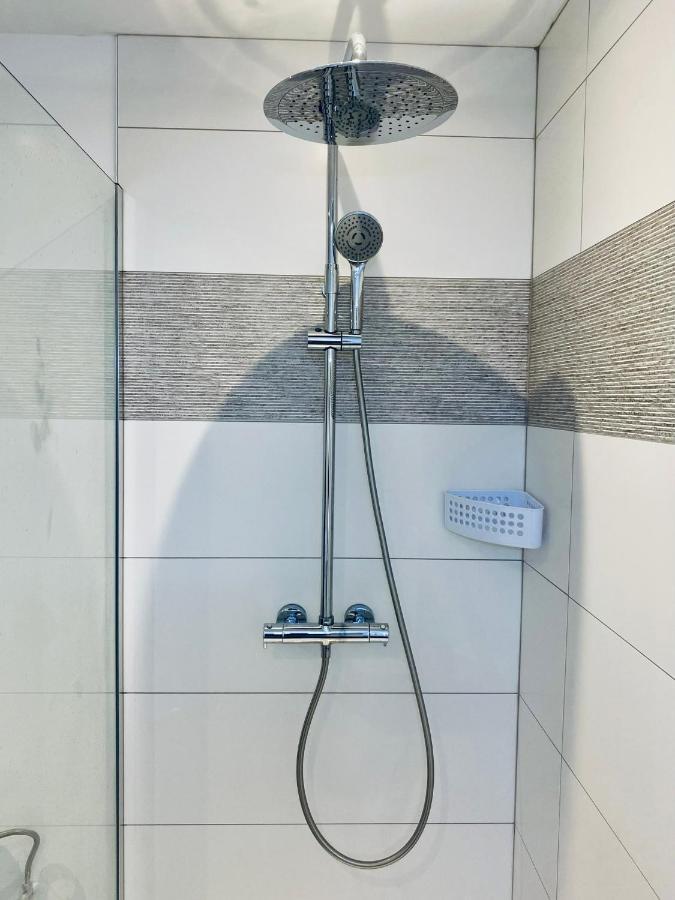 100% Renovated - Quiet Appartment リエージュ エクステリア 写真